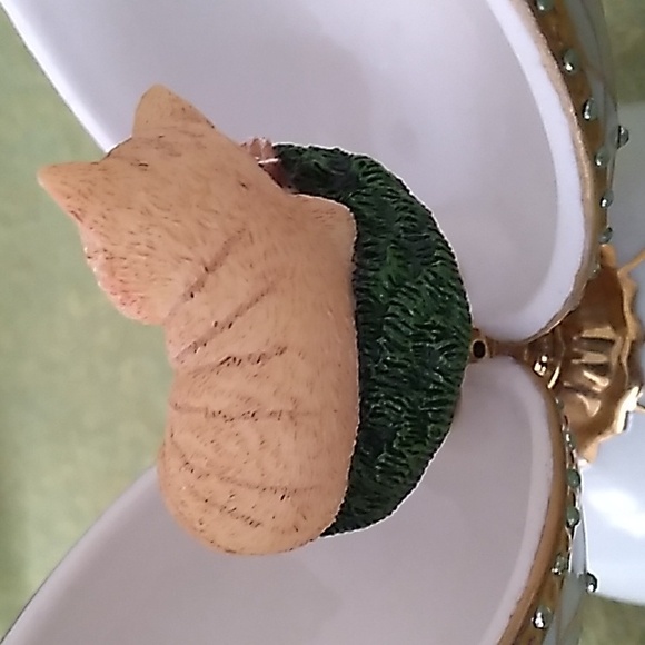 Heirloom Porcelain Musical Collection "Kitten Dreams"  Musical Egg - Picture 3 of 16